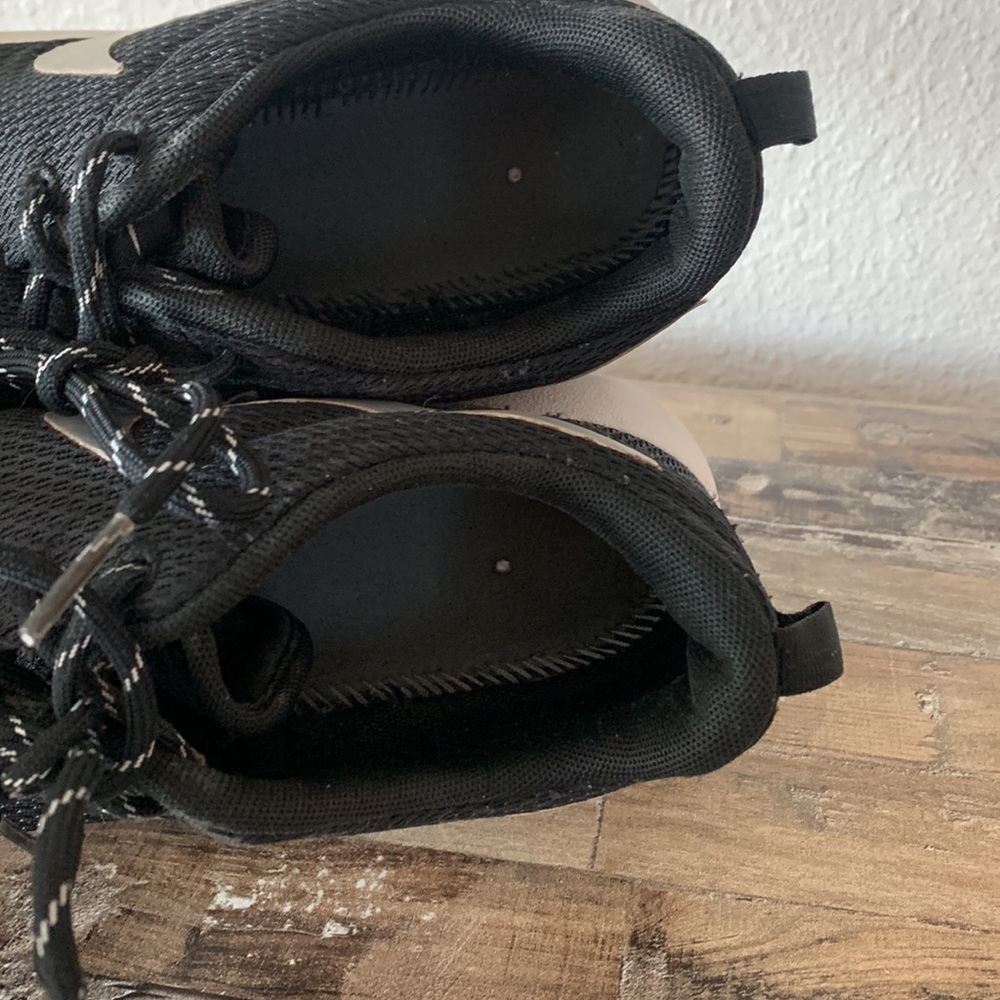 Nike Roshe One Women’s Lace Up Sneakers Black White Size 8.5 Minimalist Comfort - Picture 7 of 12